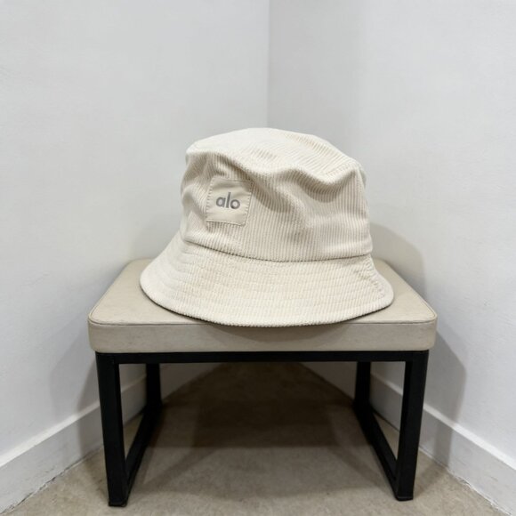 ALO Yoga Accessories - Artistic atmosphere catalyst unlocks elegant style